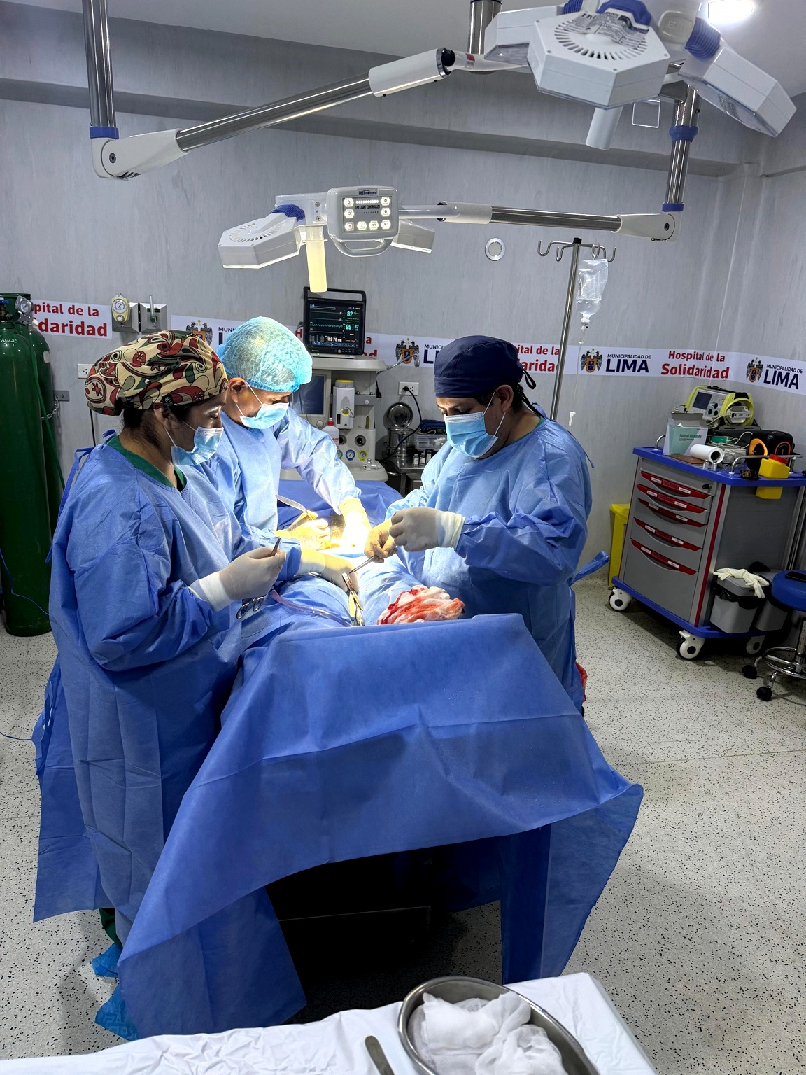 Profesionales realizando una cirugía ginecológica solidaria
