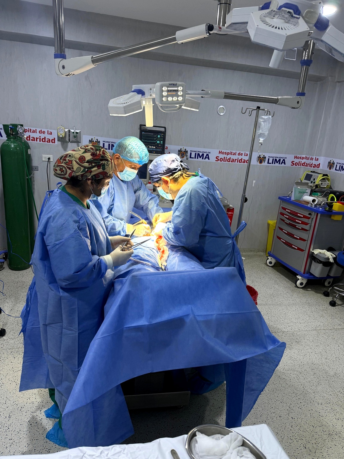 Equipo médico durante una Jornada Quirúrgica Solidaria